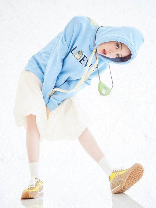 欧阳娜娜真挺喜欢穿睡衣的,宽松搭配更显低调,感觉更让人怜爱