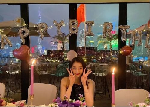 关晓彤黑色短裙蹦迪庆生 性感与活力的青春绽放