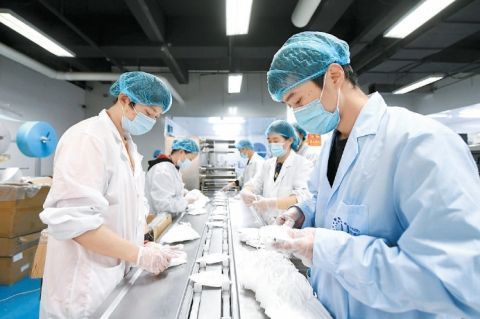 口罩生产线上的春节坚守 探访日产量百万只的口罩工厂