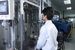 在OPPO手机生产流水线上见证科技与艺术的诞生